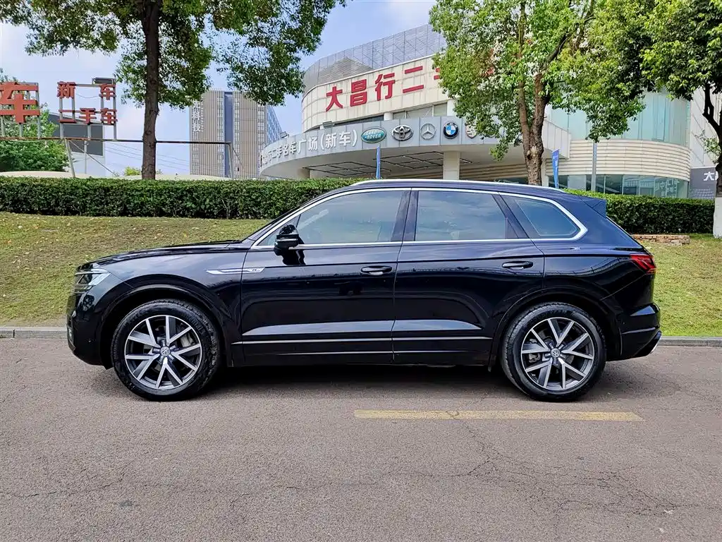 VOLKSWAGEN TOUAREG