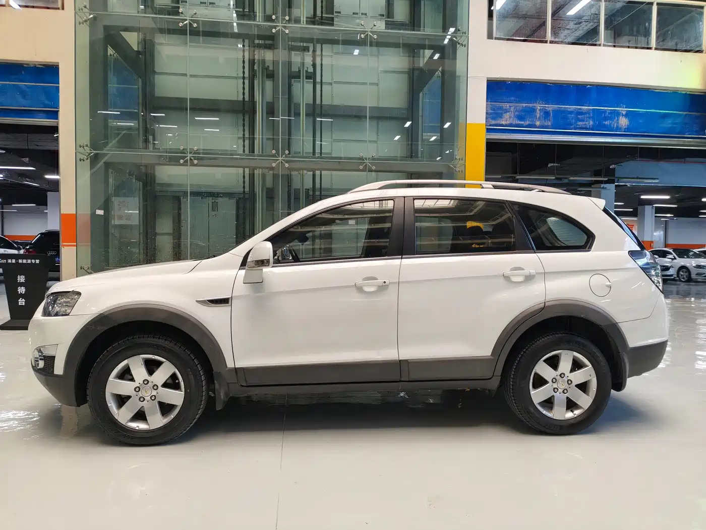 Chevrolet Captiva 2013 2012 Model 2.4L 2WD Urban Edition 5-Seater