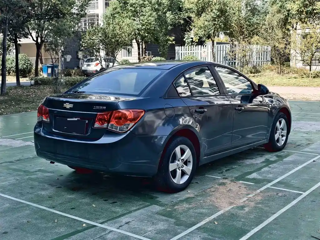Photo 4 - Chevrolet Cruze