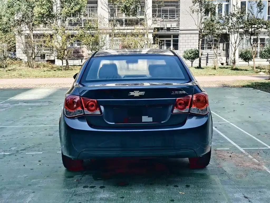 Photo 5 - Chevrolet Cruze