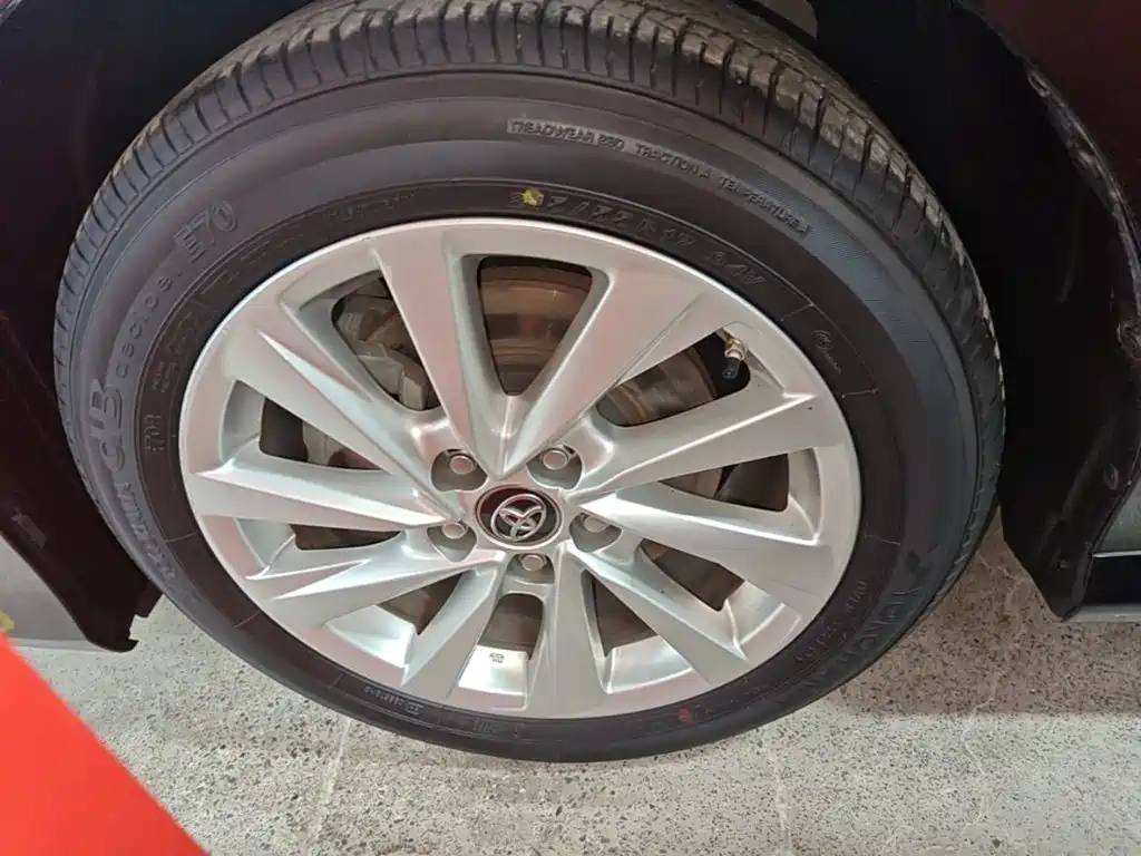 Фото 23 - Toyota Camry