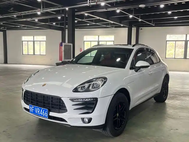 PORSCHE MACAN