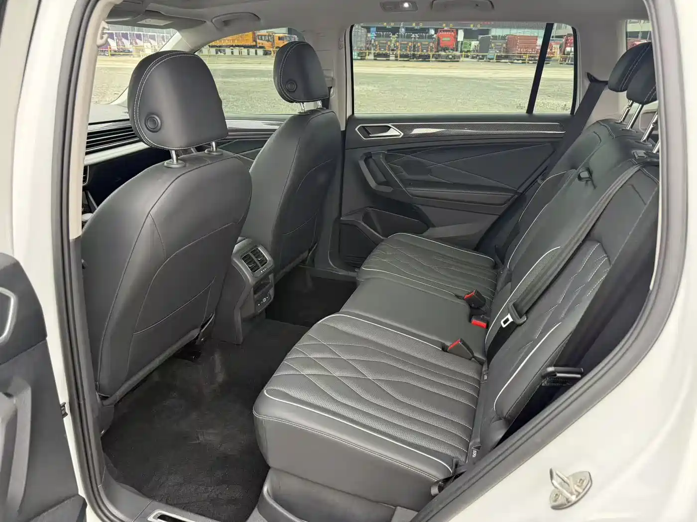 Volkswagen Tiguan L 2024 330TSI Automatic 2WD R-Line Premium Enjoyment Edition фото 11