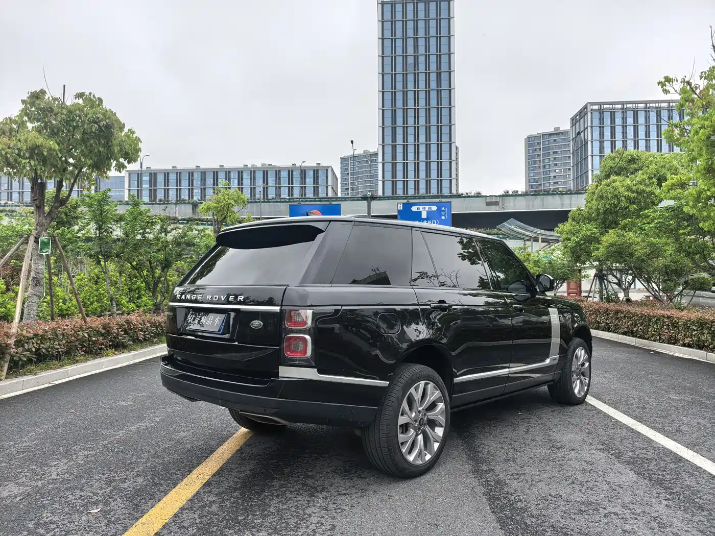 Land Rover Range Rover 2021 3.0 L6 Heritage Extended Classic Edition фото 24