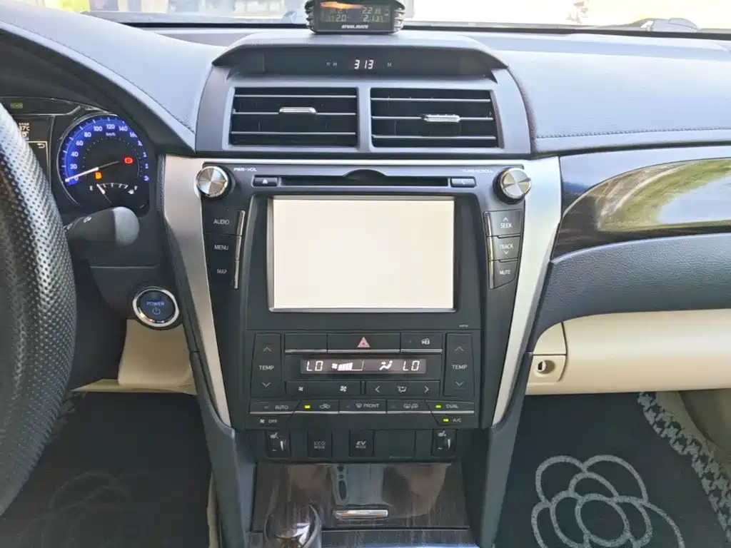 Фото 13 - Toyota Camry