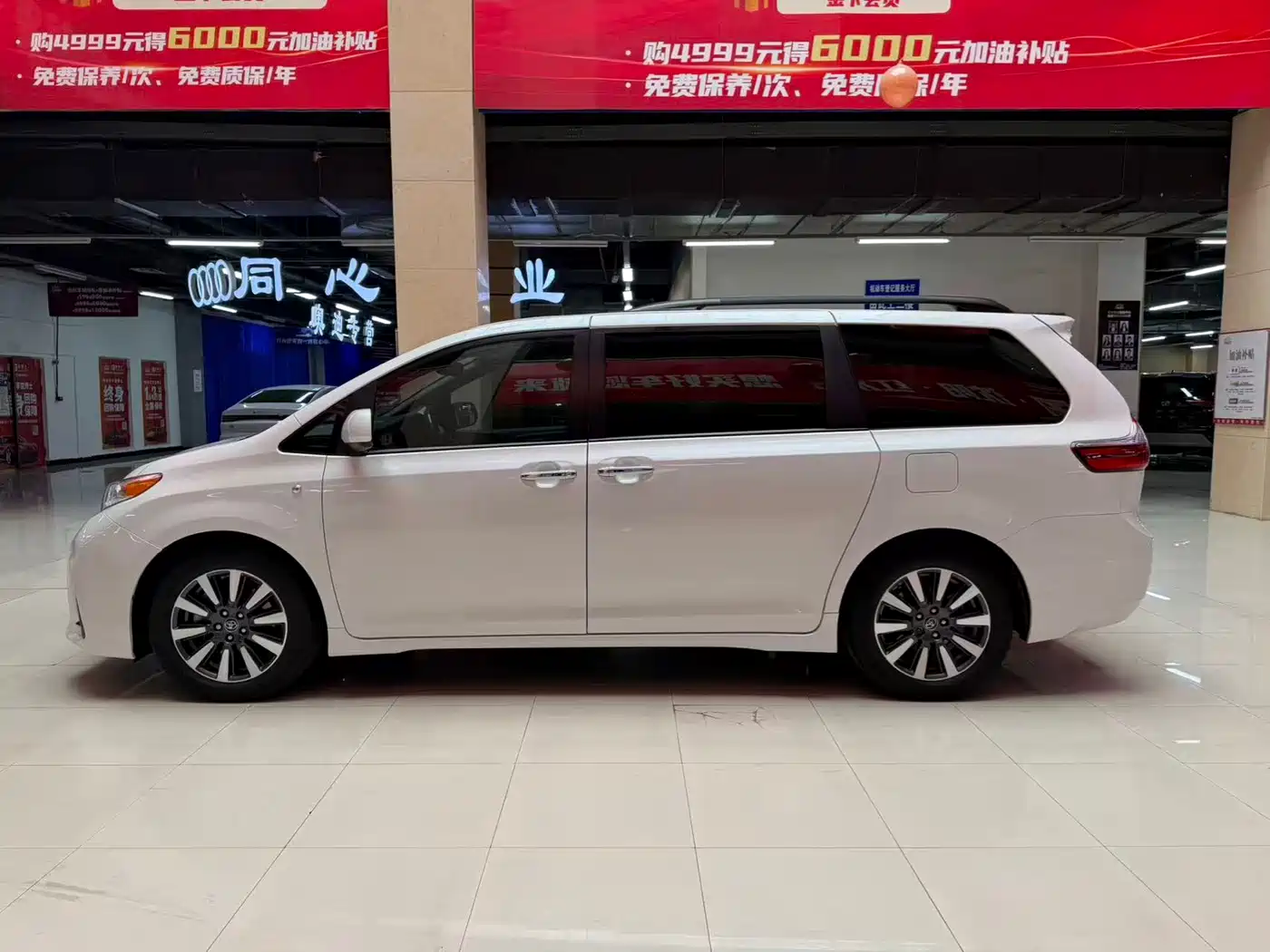 Toyota Sienna 2015 3.5L 2WD LE фото 8