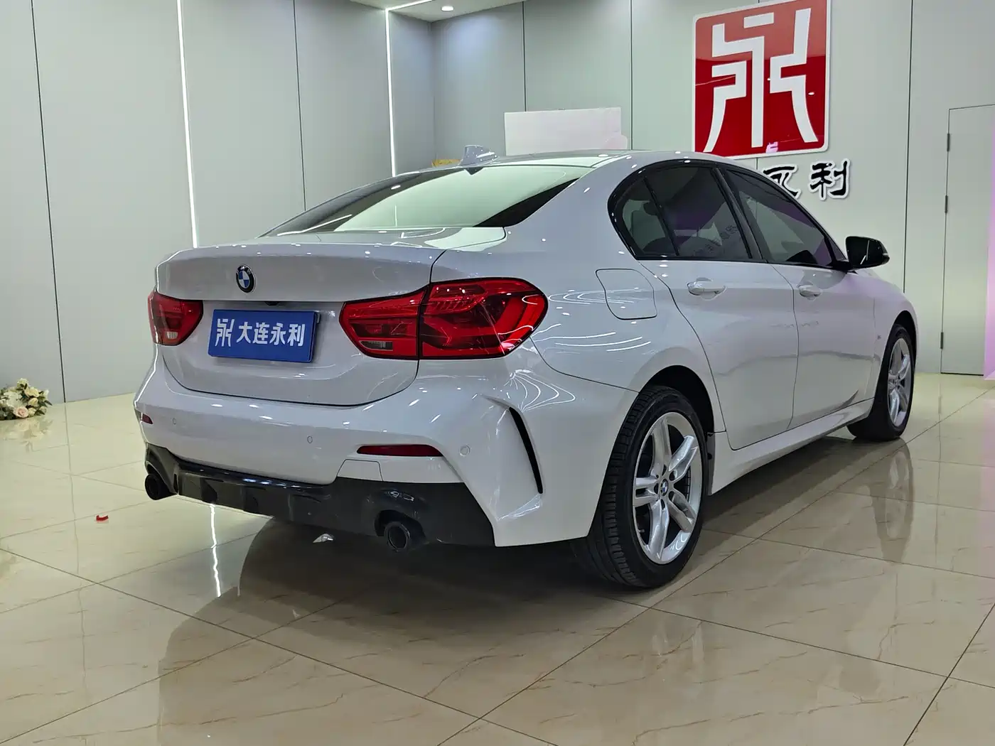 BMW 1 Series 2022 120i M Sport Shadow Edition фото 4