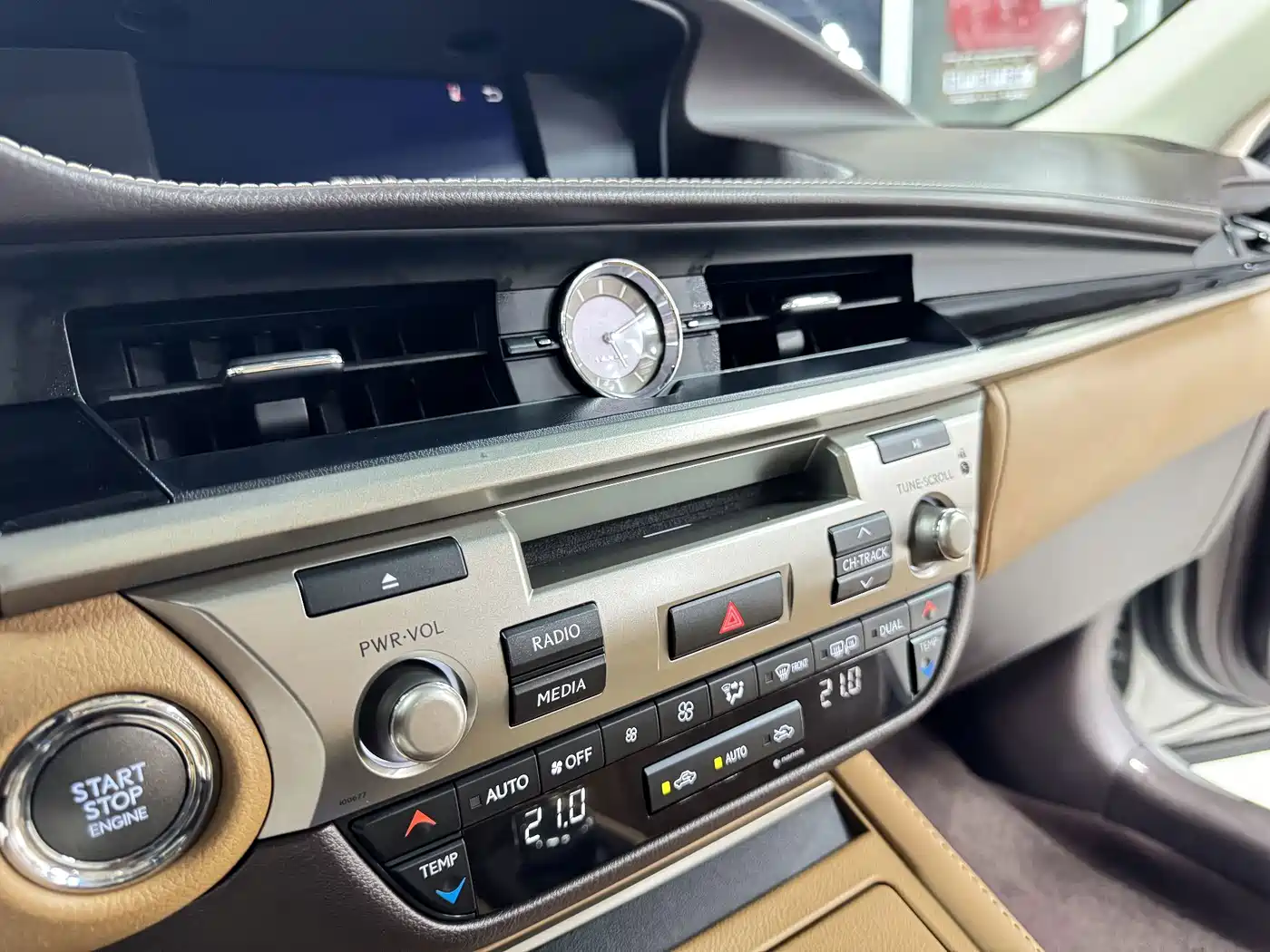 Фото 19 - Lexus ES