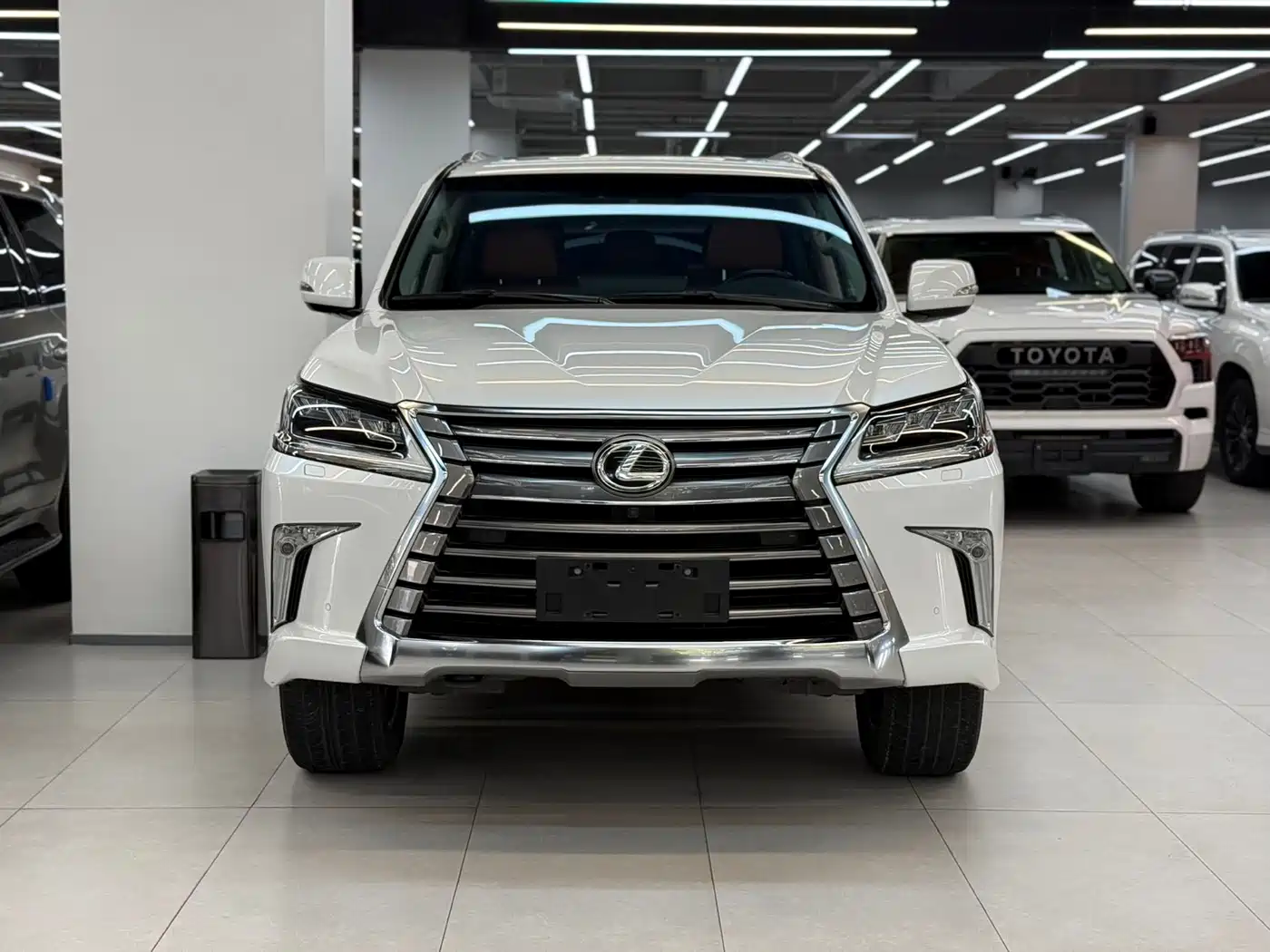 Lexus LX 2017 570 Dynamic Luxury фото 2