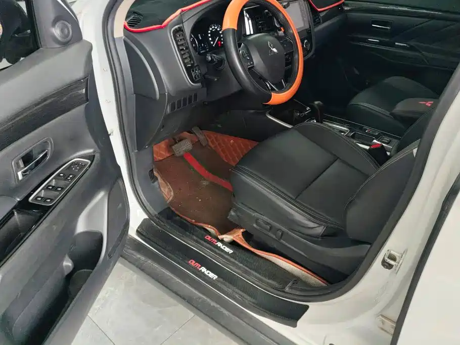 MITSUBISHI OUTLANDER
