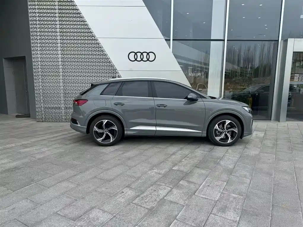 AUDI Q4 E TRON