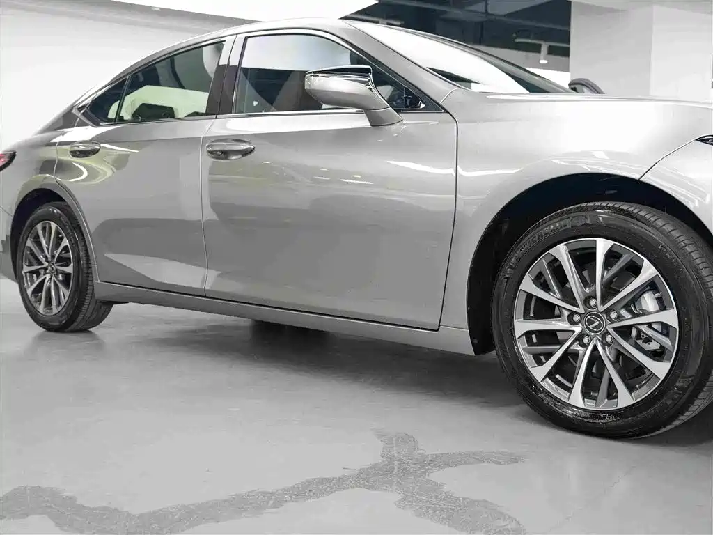 Lexus ES 2026 2025 200 Ultimate Edition