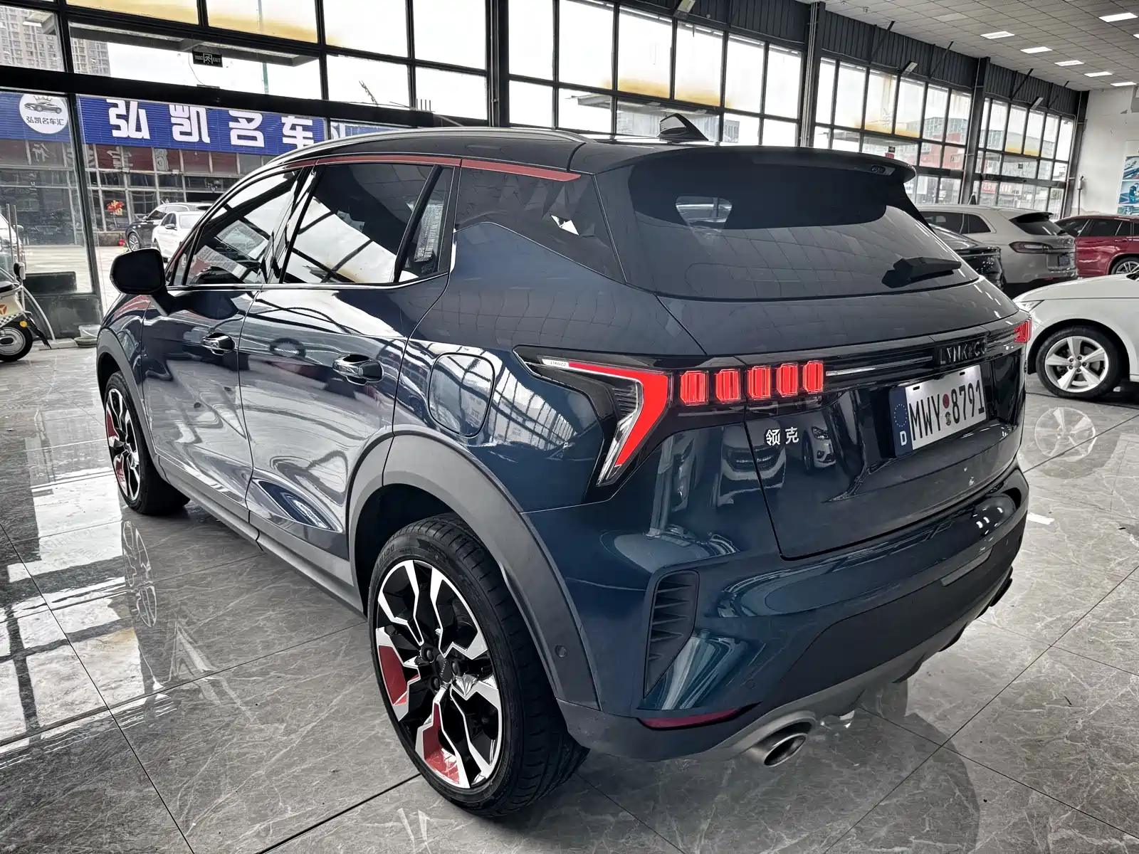 Photo 5 - Lynk & Co 06