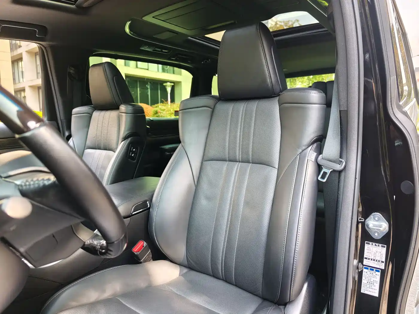 Lexus LM 2020 300h Seven-Seater Elegance Edition фото 27