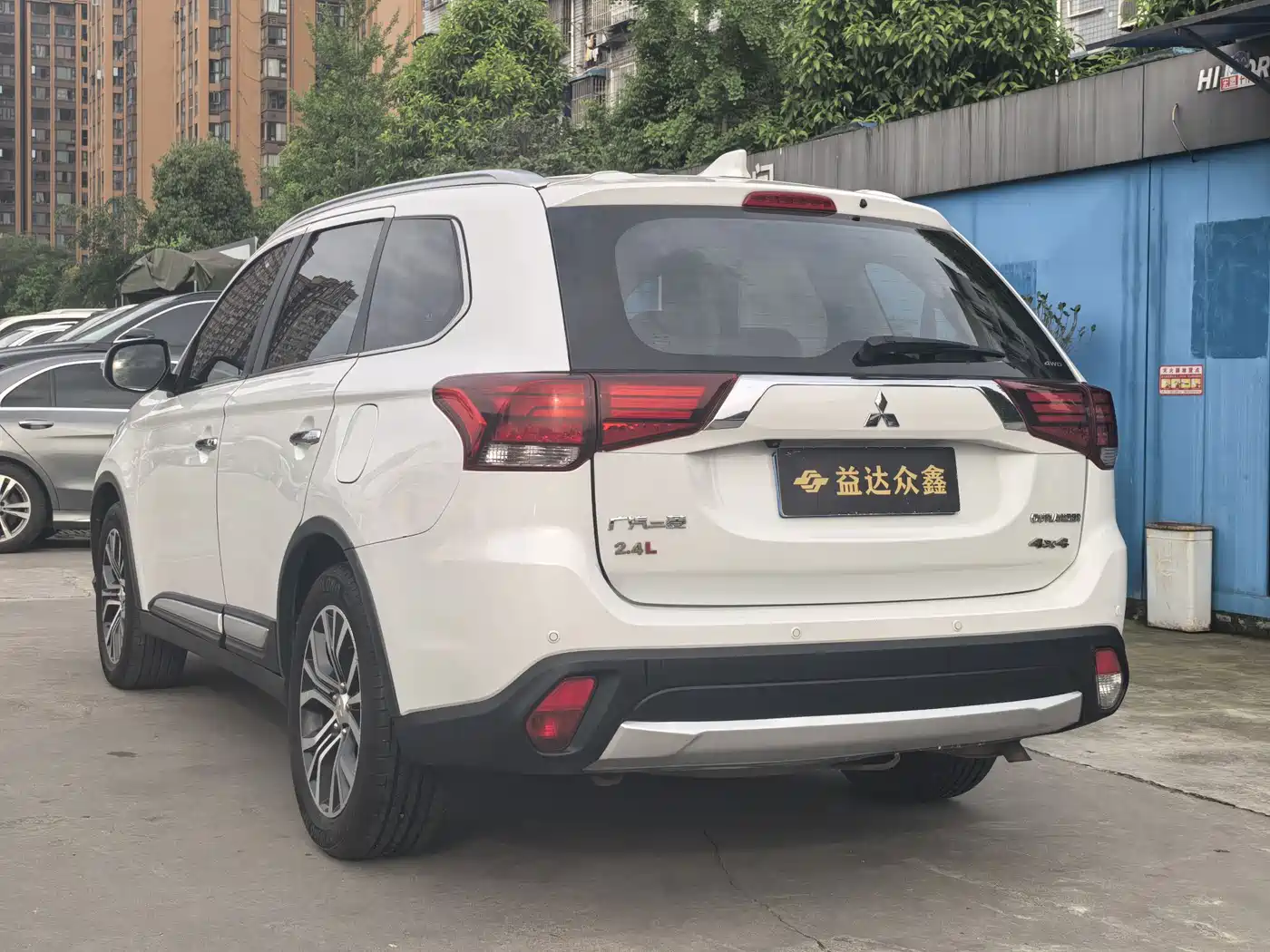 MITSUBISHI OUTLANDER