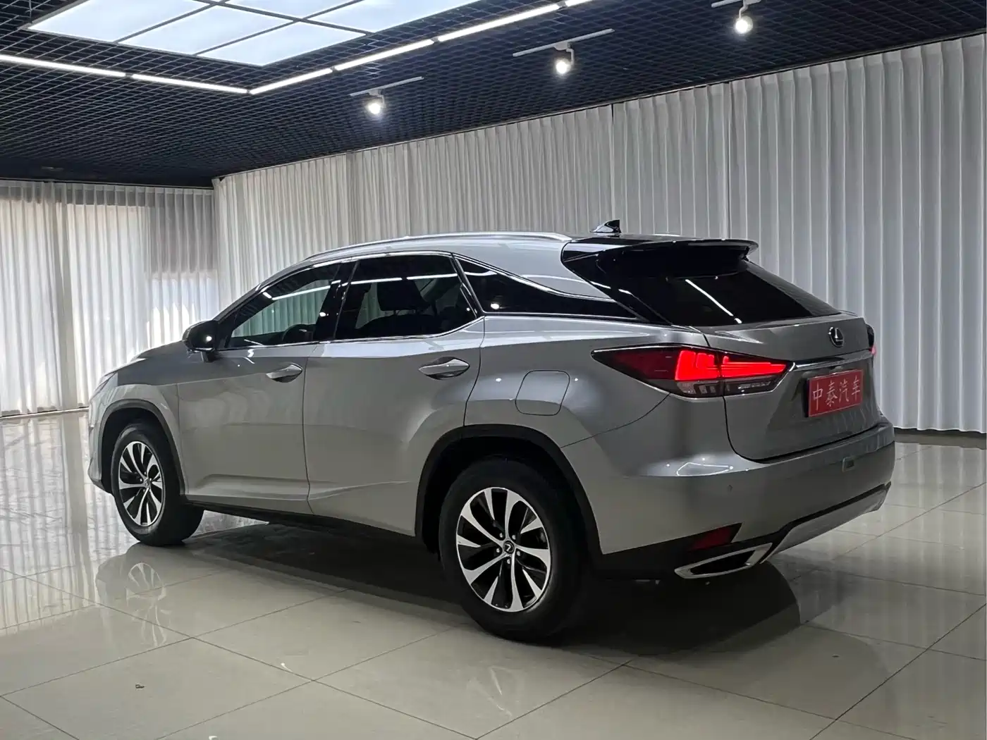 Фото 4 - Lexus RX