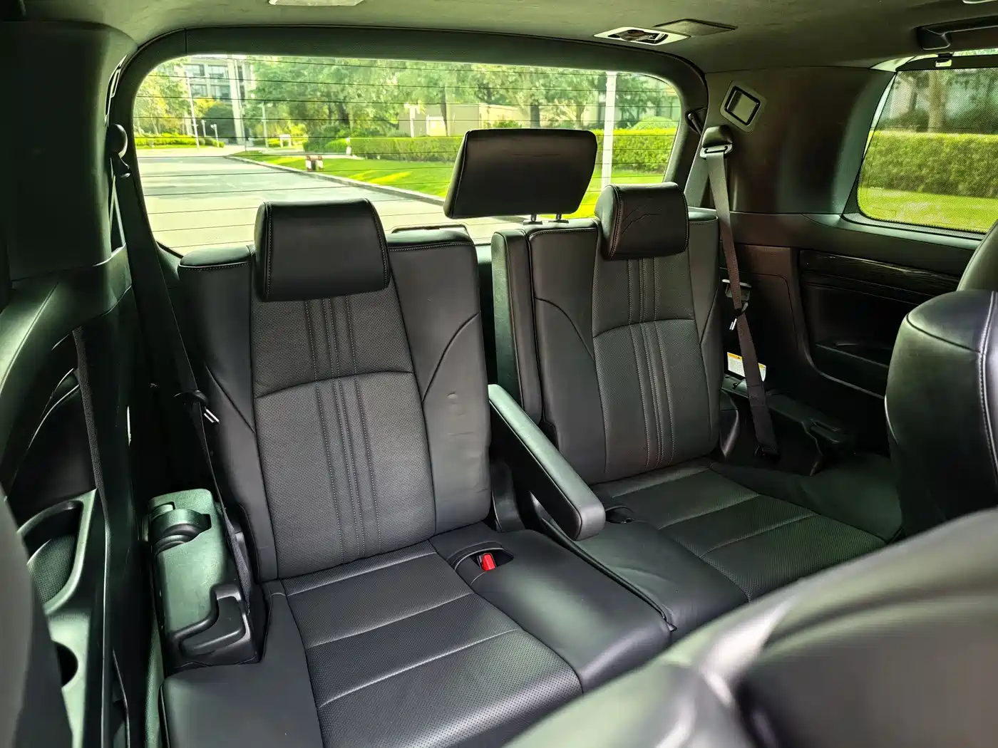 Lexus LM 2020 300h Seven-Seater Elegance Edition фото 16