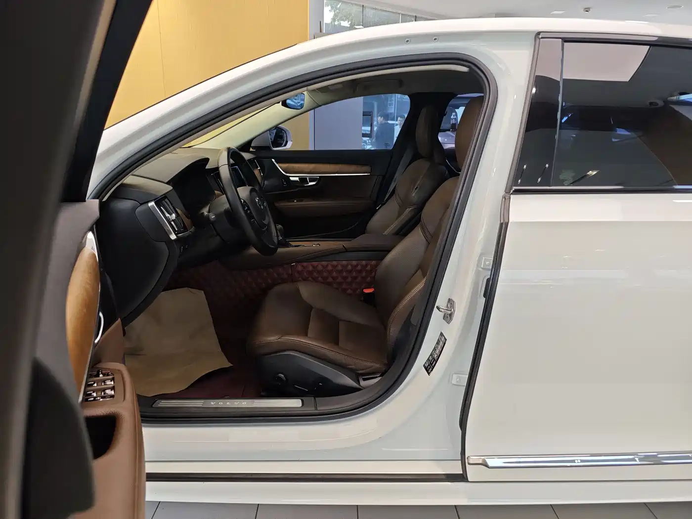 Фото 14 - Volvo S90