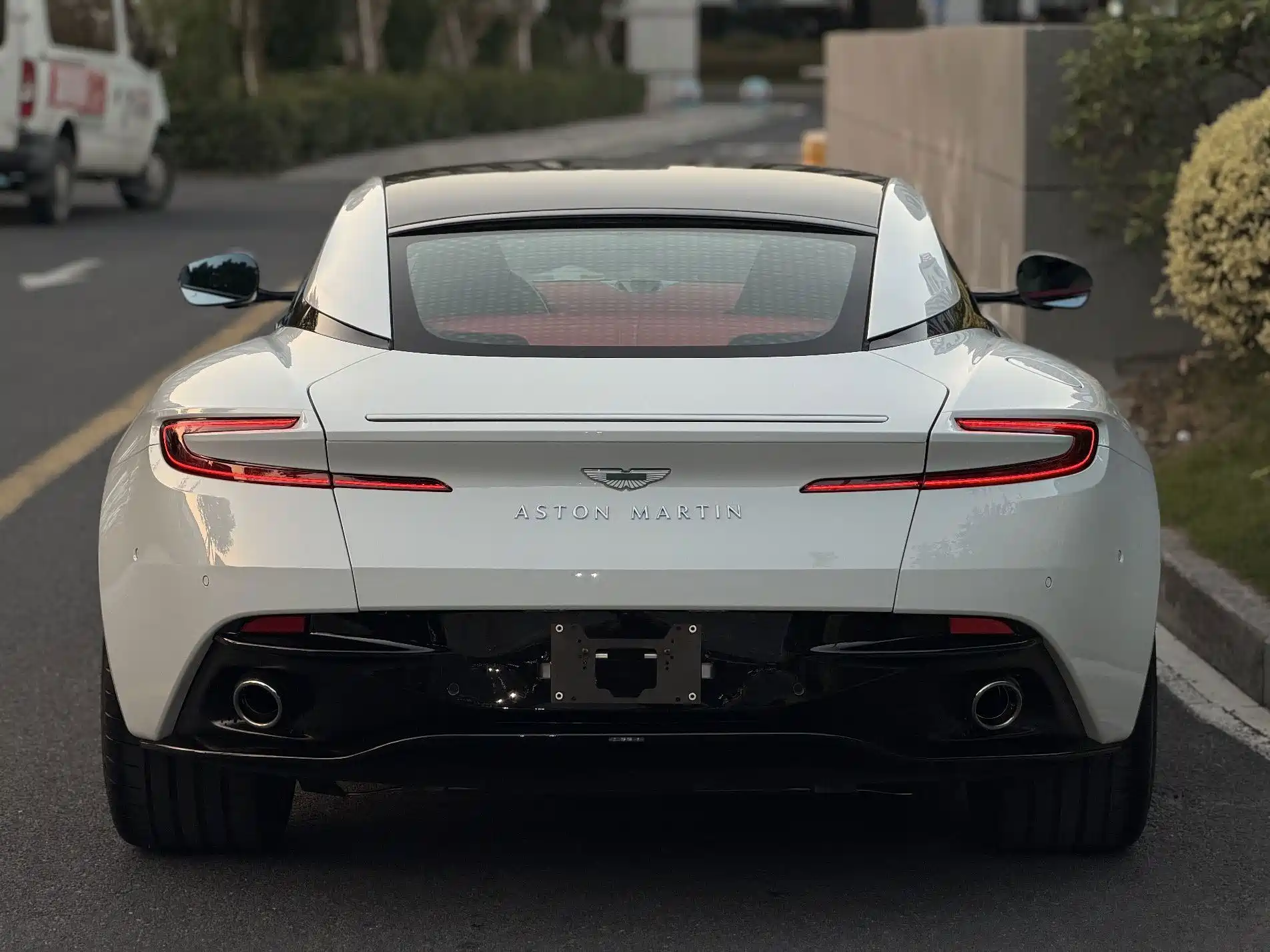 Фото 5 - Aston Martin DB12