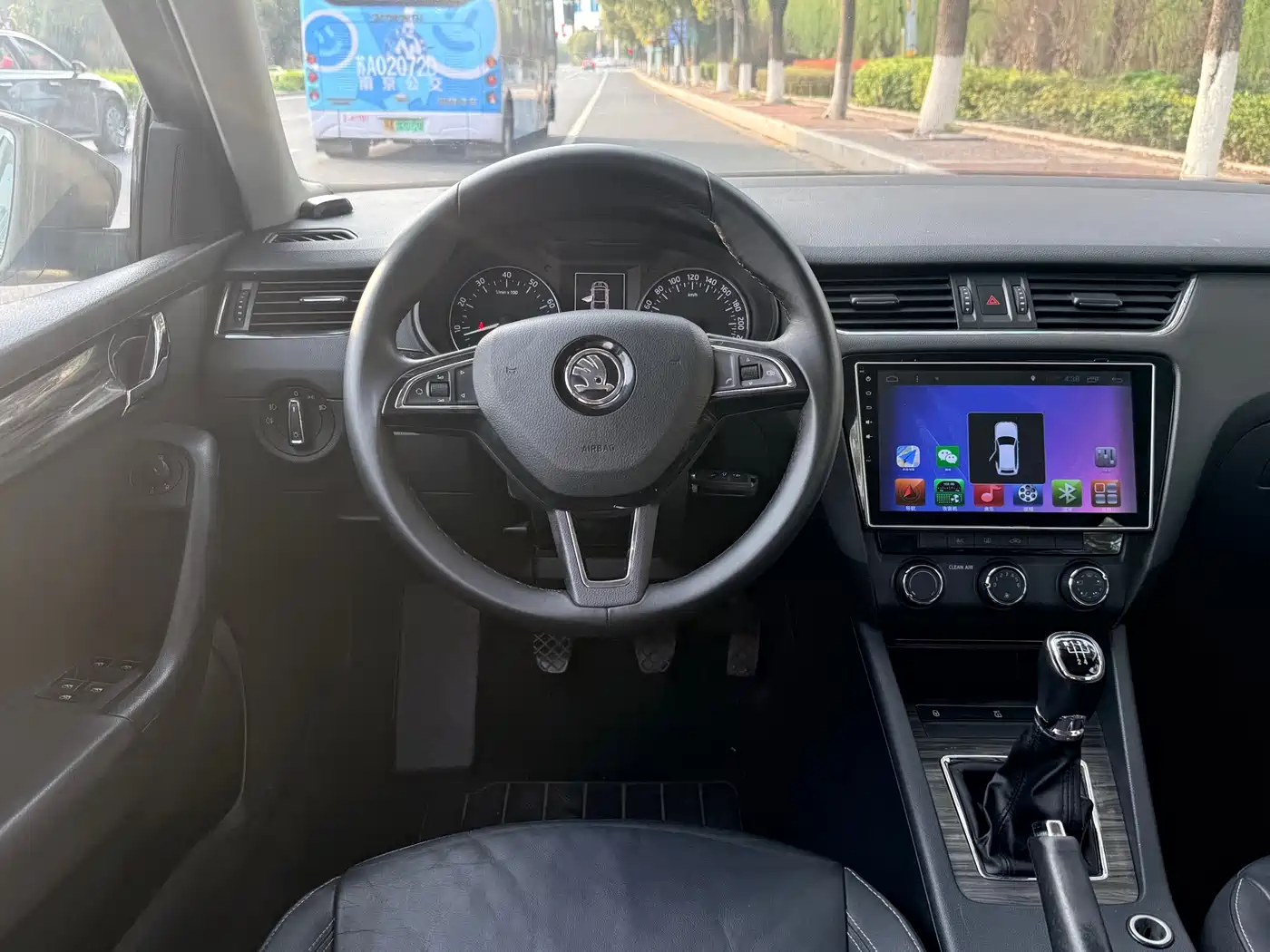 Škoda Octavia 2017 1.6L Manual Smart Edition фото 6