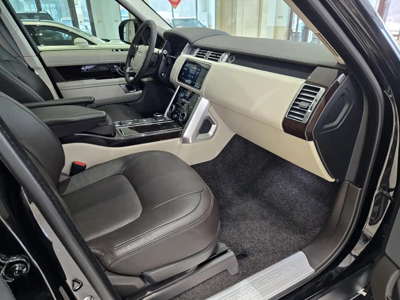 Land Rover Range Rover 2021 3.0 L6 Heritage Edition фото 13