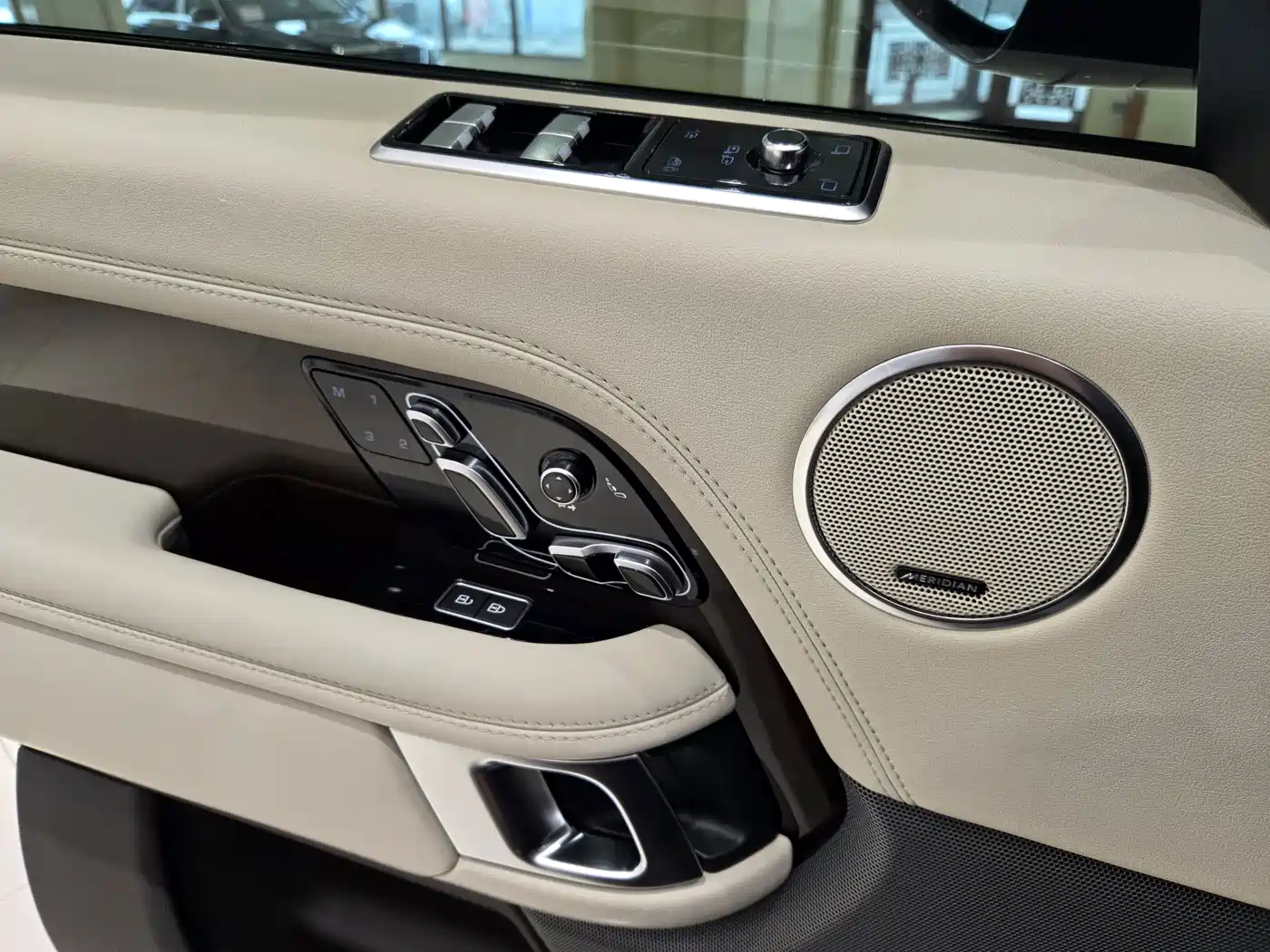 Land Rover Range Rover 2021 3.0 L6 Heritage Edition фото 25