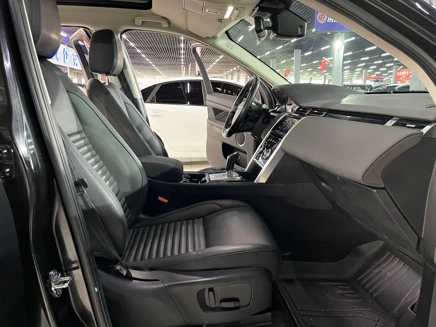 Land Rover Discovery Sport 2020 200PS Family Edition фото 10