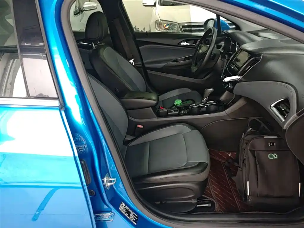 Chevrolet Cruze 2017 1.4T Hatchback DCT Leading Edge Edition фото 25