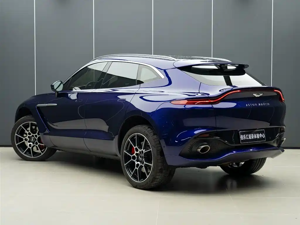 ASTON MARTIN DBX