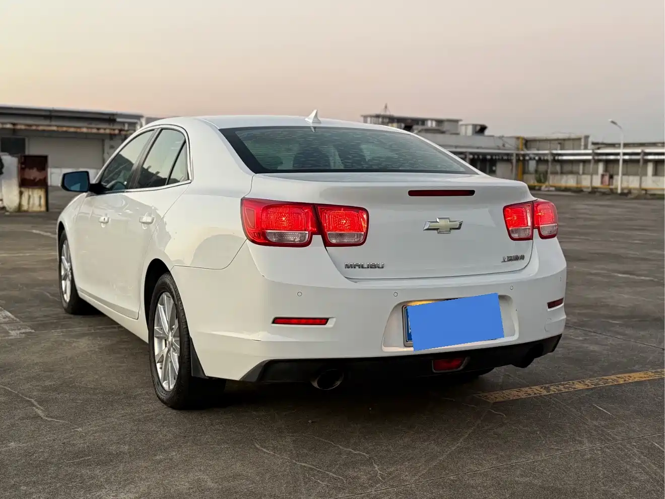 Photo 4 - Chevrolet Malibu