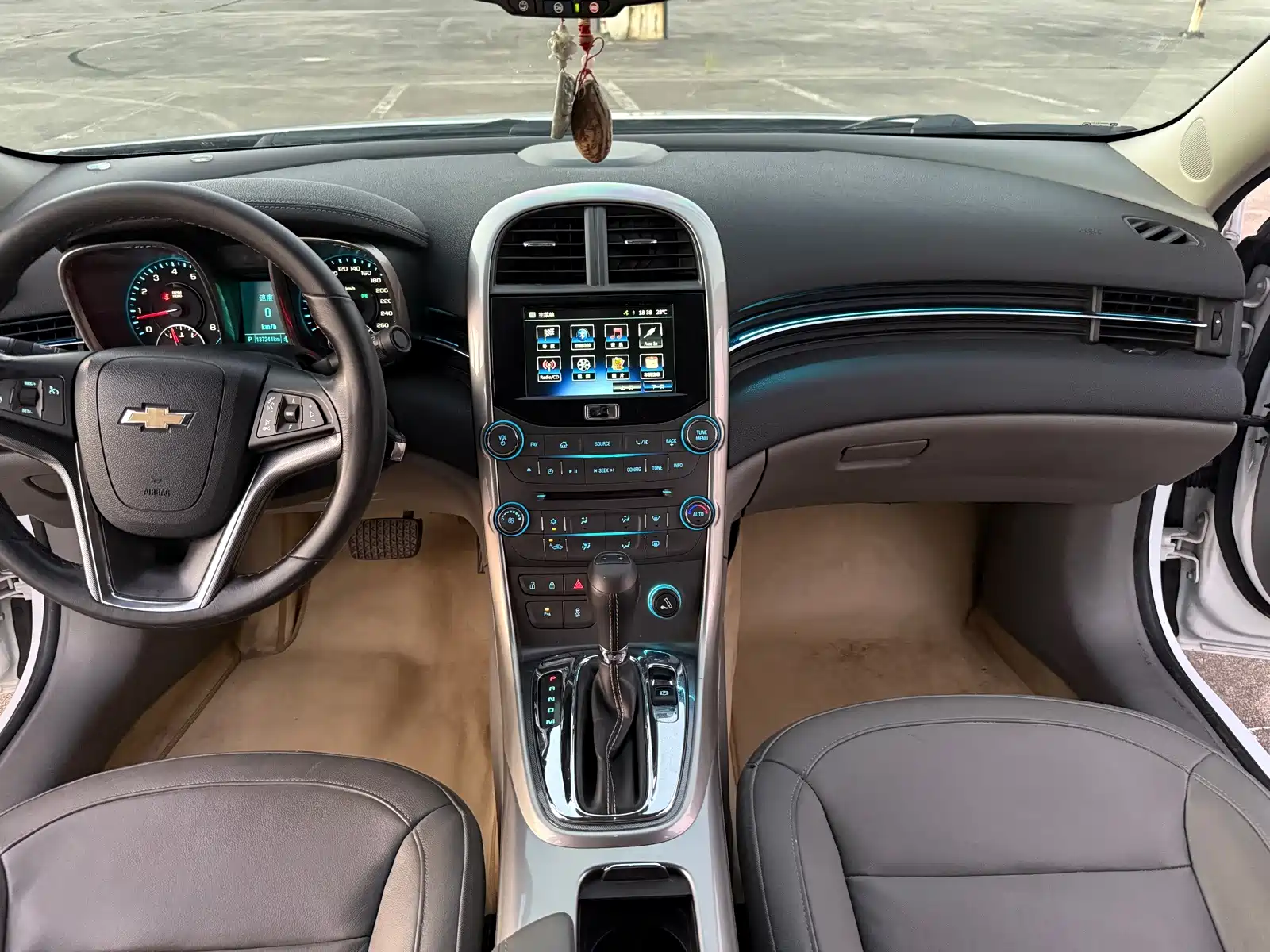Photo 12 - Chevrolet Malibu
