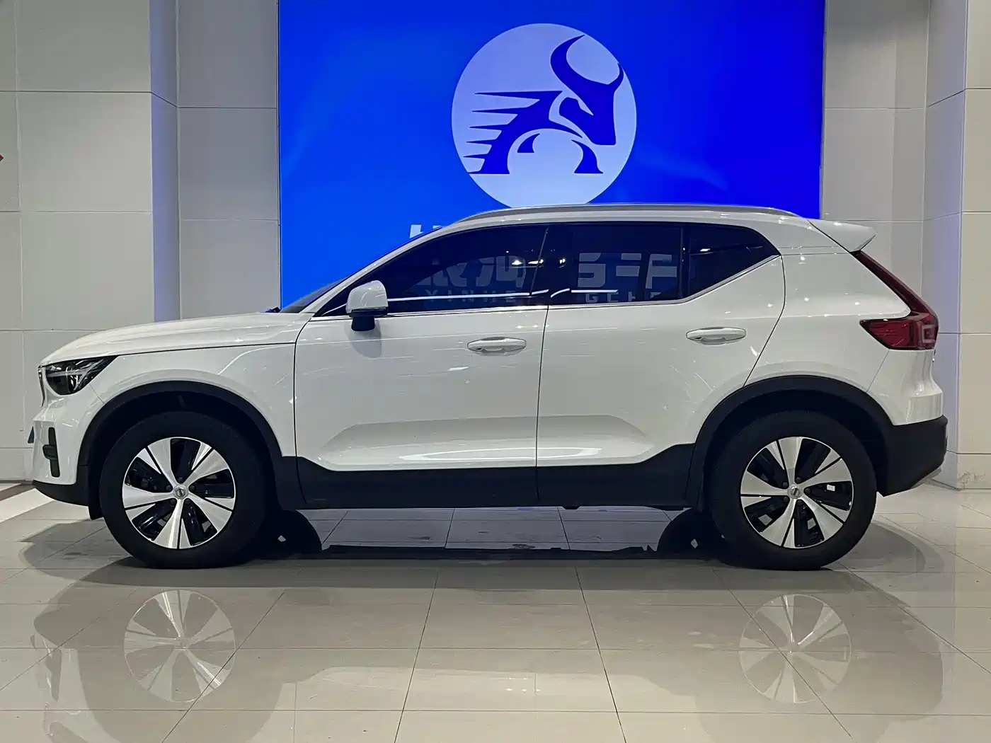 Фото 4 - Volvo XC40