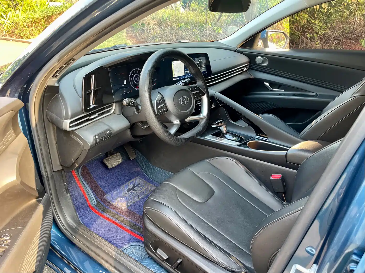 Hyundai Elantra 2022 1.5L CVT LUX Premium Edition фото 4