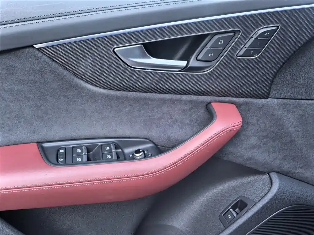 Audi SQ7 2024 4.0 TFSI фото 16