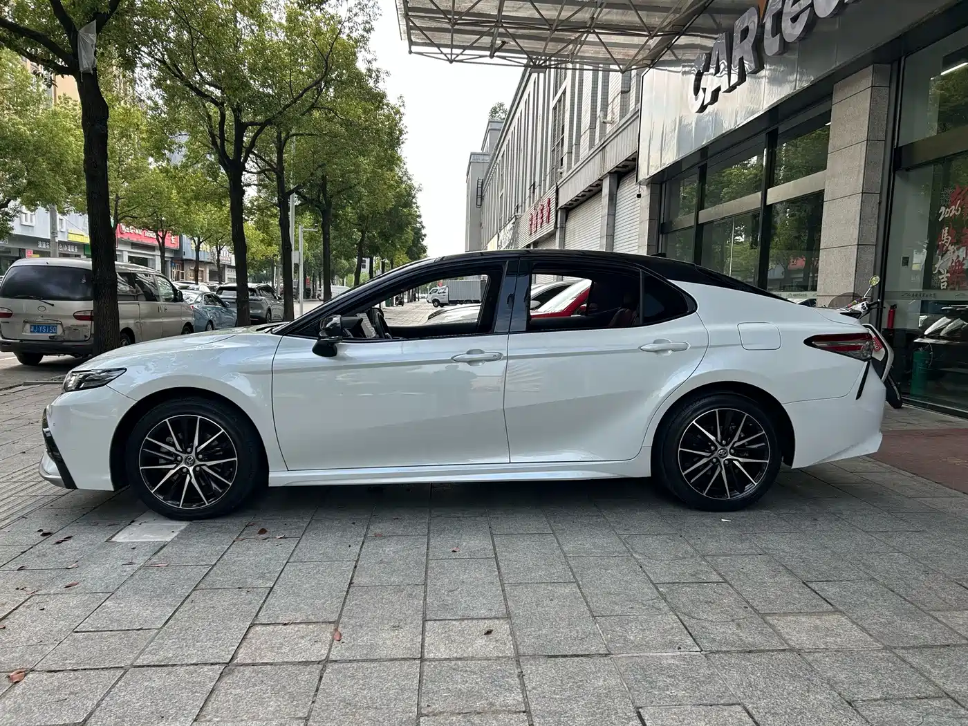 Фото 9 - Toyota Camry