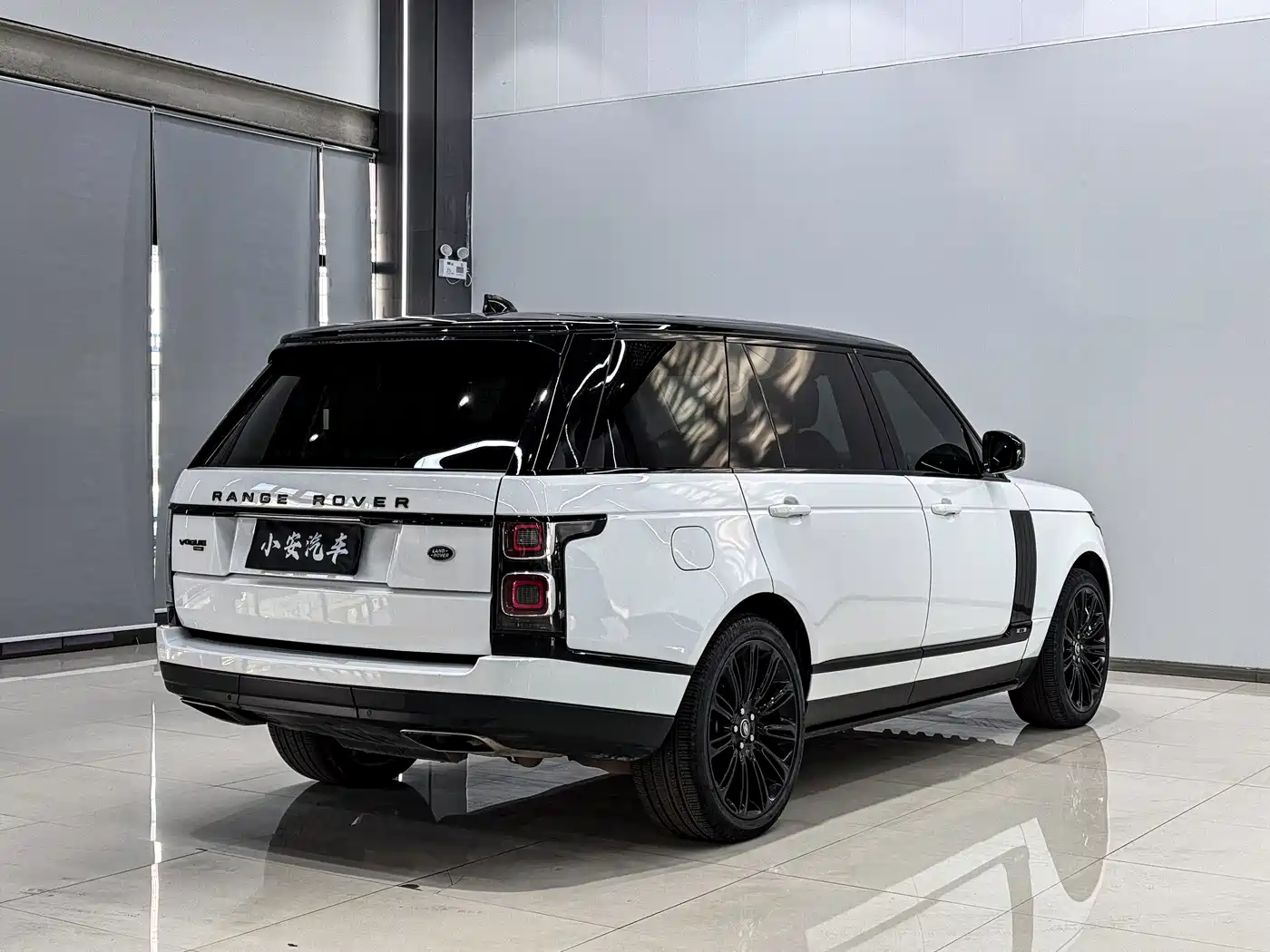 Land Rover Range Rover 2022 3.0 L6 400PS Heritage Extended Classic Edition фото 4