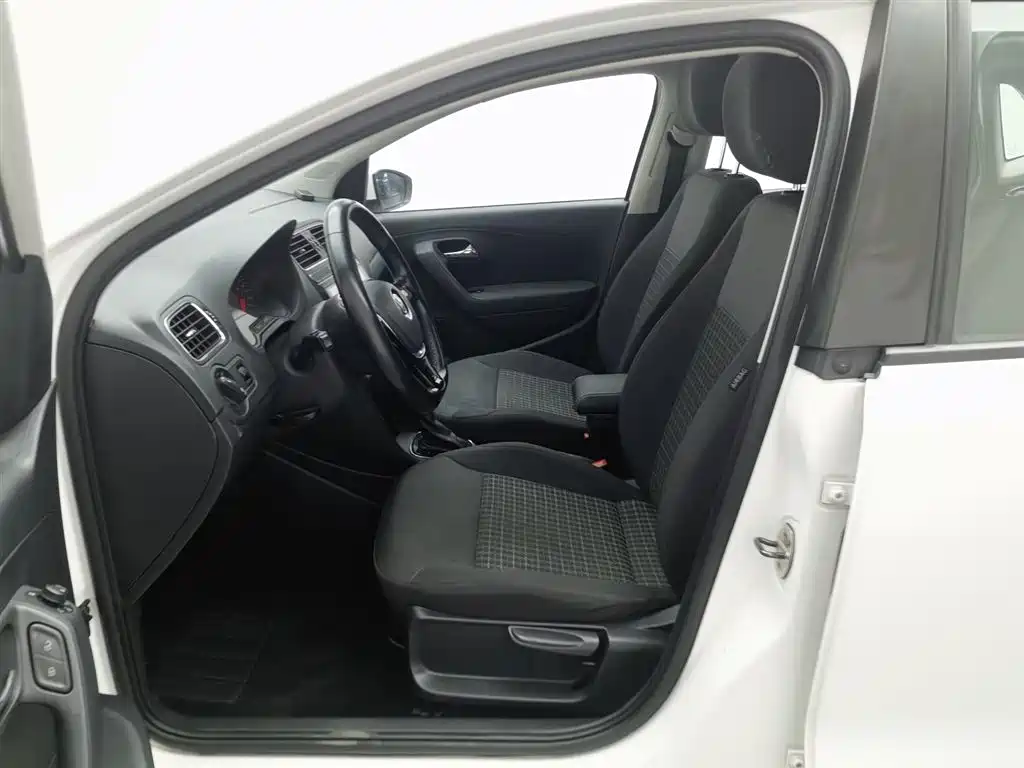 Volkswagen Polo 2016 1.6L Automatic Comfort фото 10