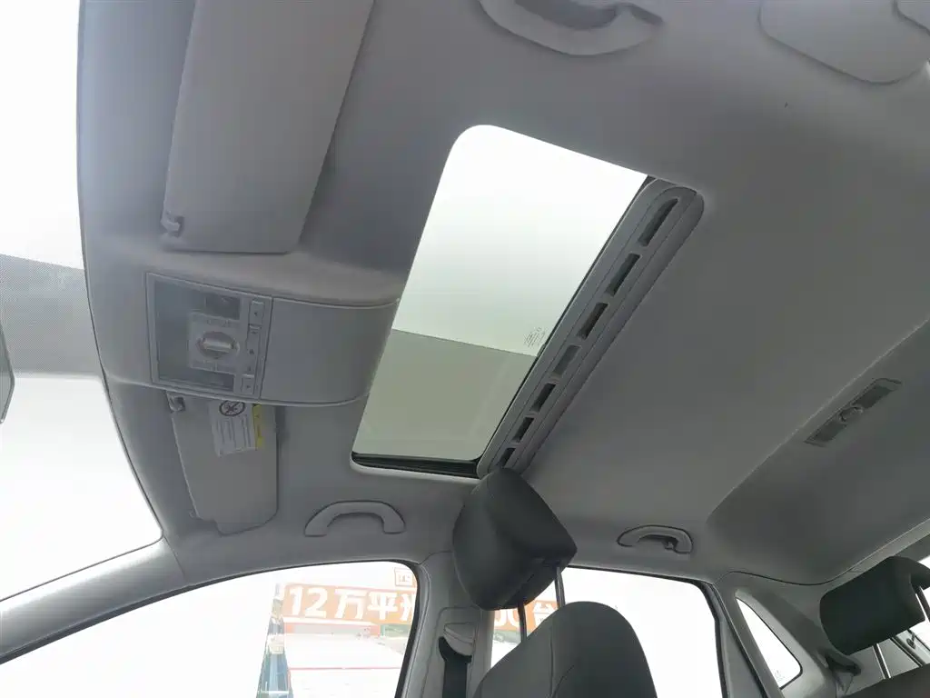Volkswagen Polo 2016 1.6L Automatic Comfort фото 14