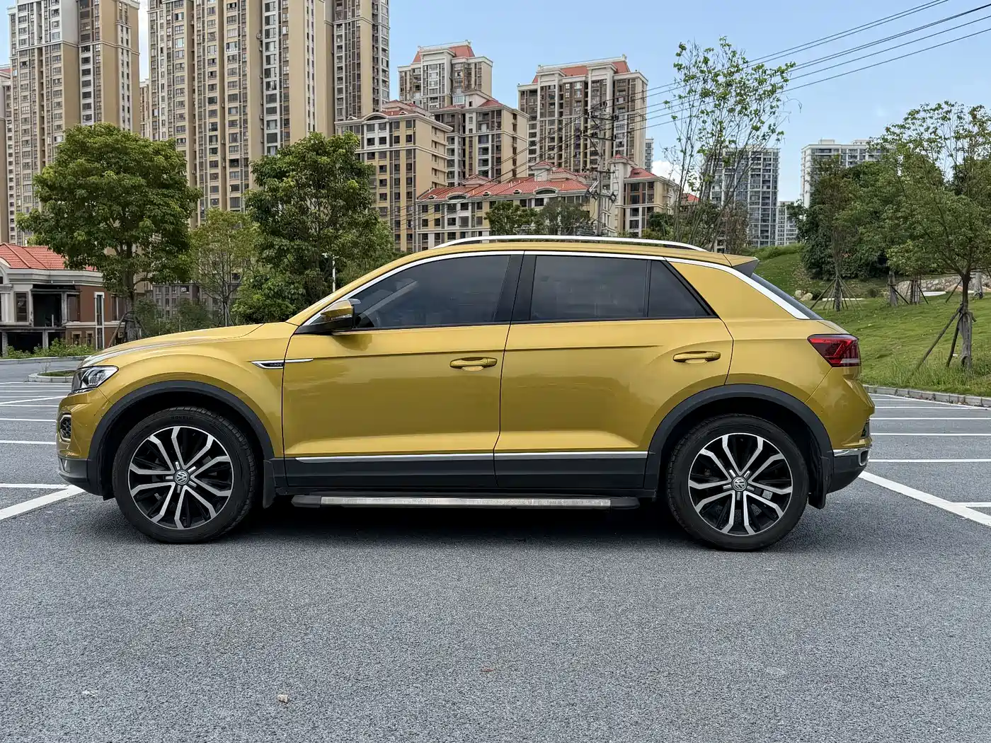 Photo 2 - Volkswagen T-ROC
