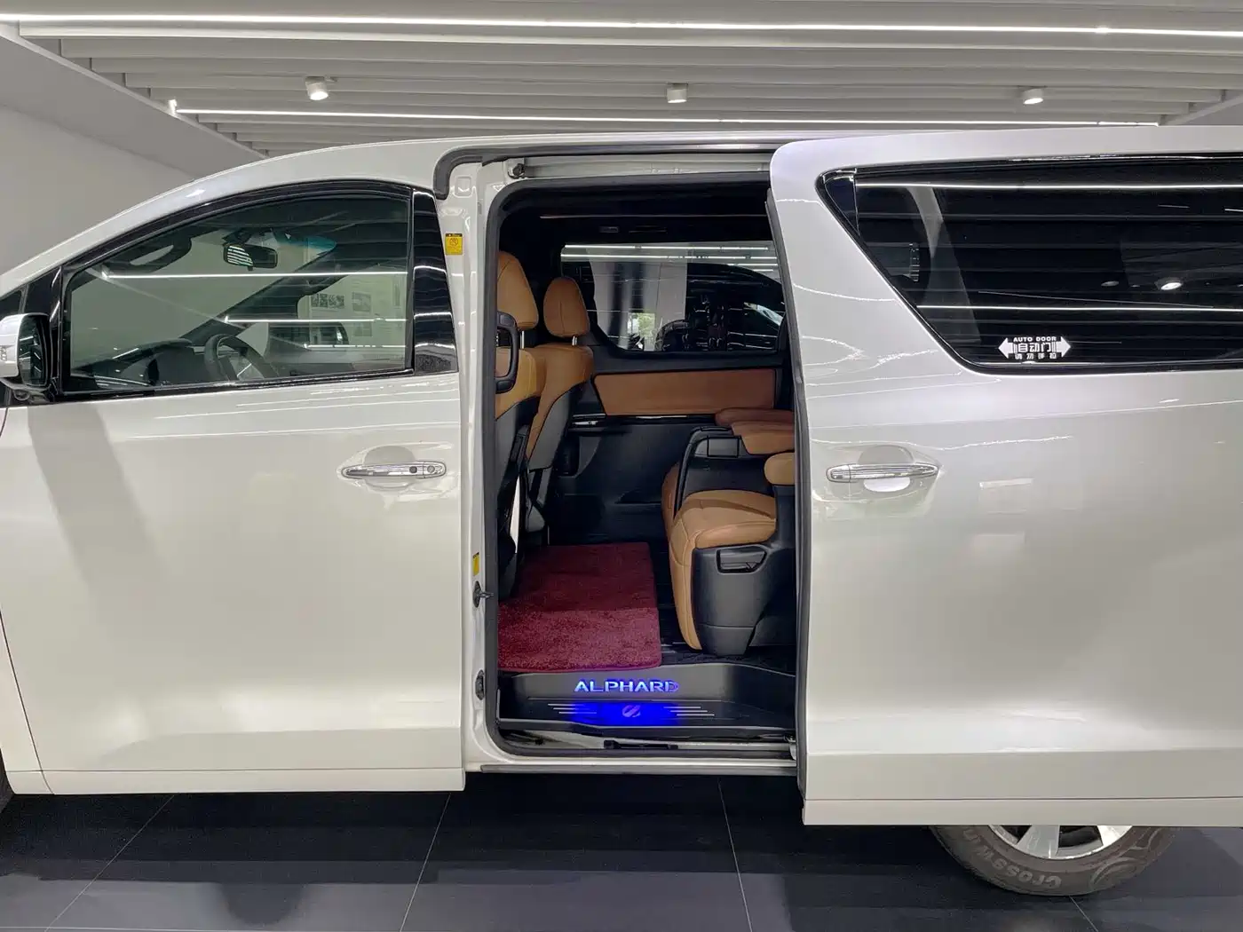 Toyota Alphard фото 15