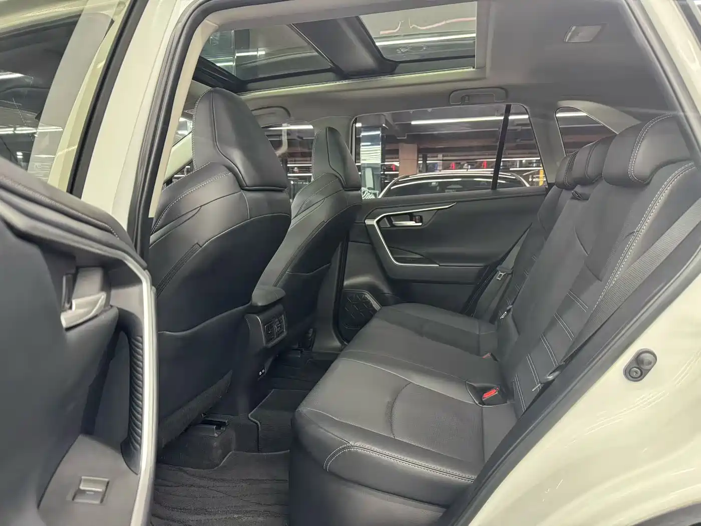 Toyota Wildlander 2023 Hybrid 2.5L E-CVT AWD Premium Edition фото 5