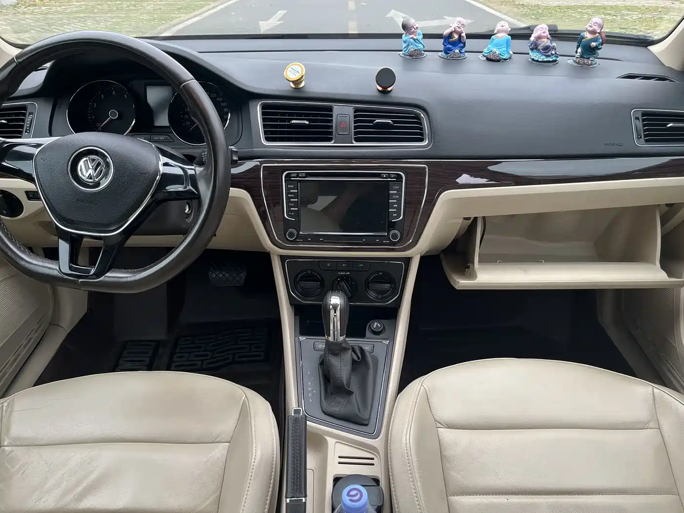 Volkswagen Lavida 2015 1.6L Automatic Comfort Edition фото 8