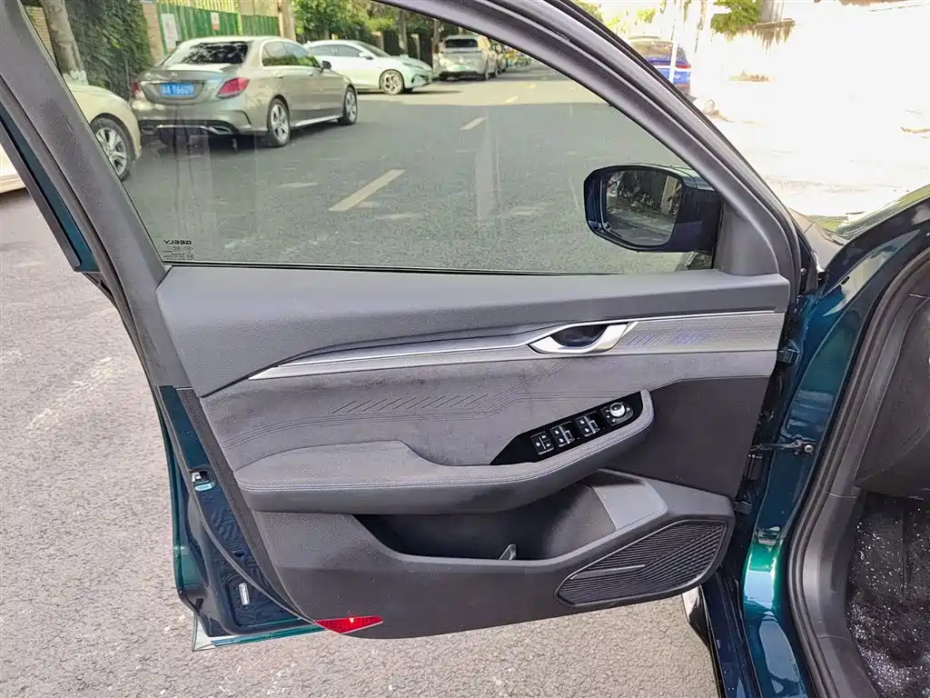 Фото 6 - Geely Preface