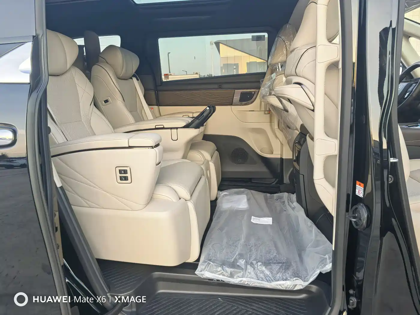 Toyota Alphard 2024 Hybrid 2.5L Ultimate Enjoyment Edition фото 17