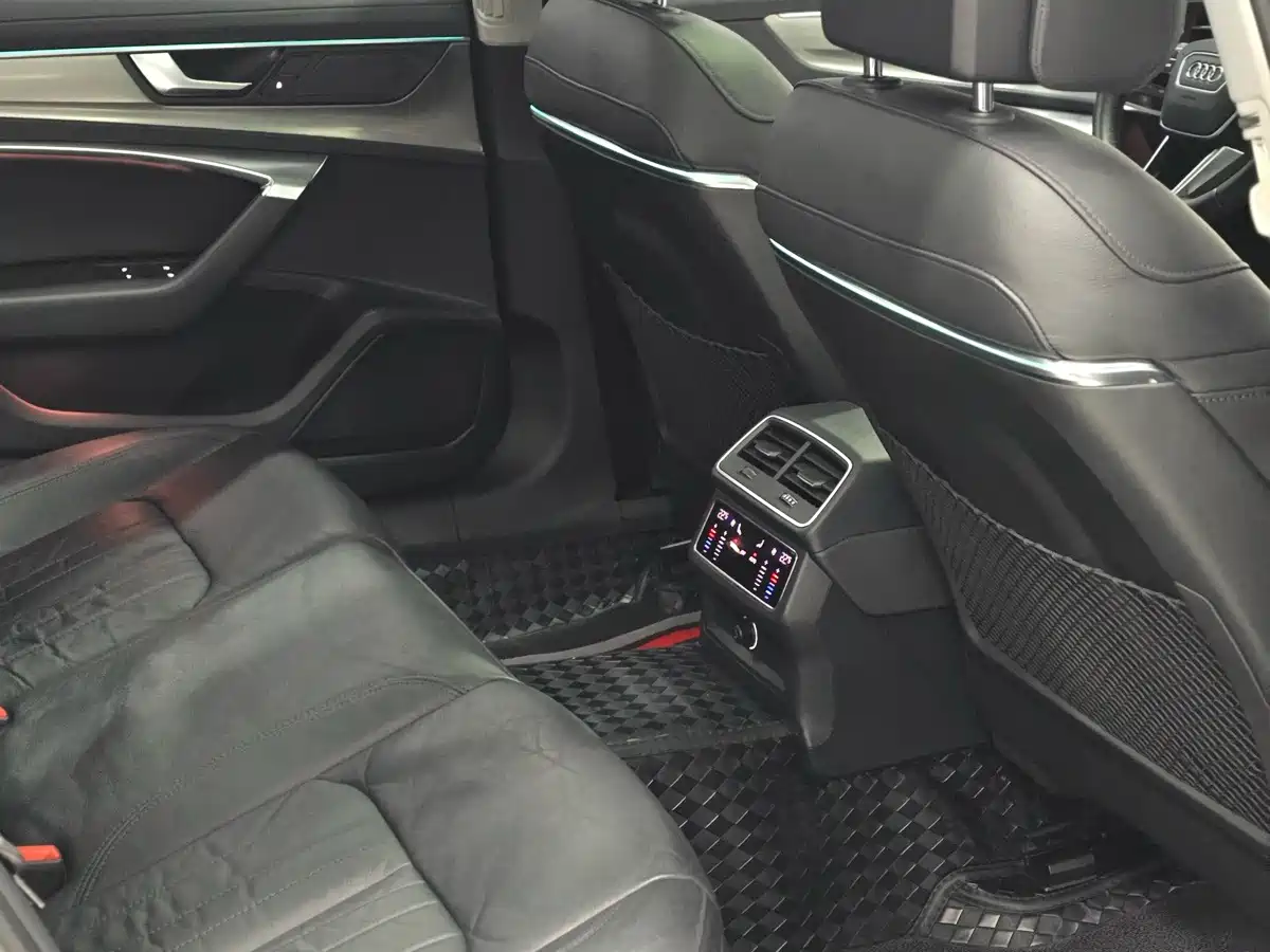 Photo 8 - Audi A6L