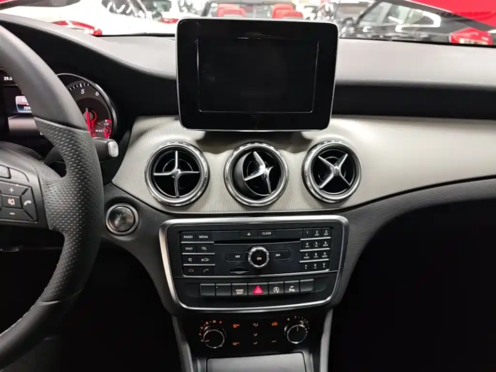 Mercedes-Benz GLA 2016 GLA 200 Dynamic фото 13
