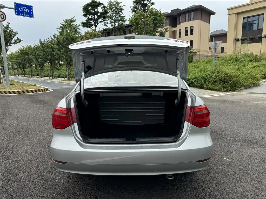 Photo 11 - Volkswagen Jetta