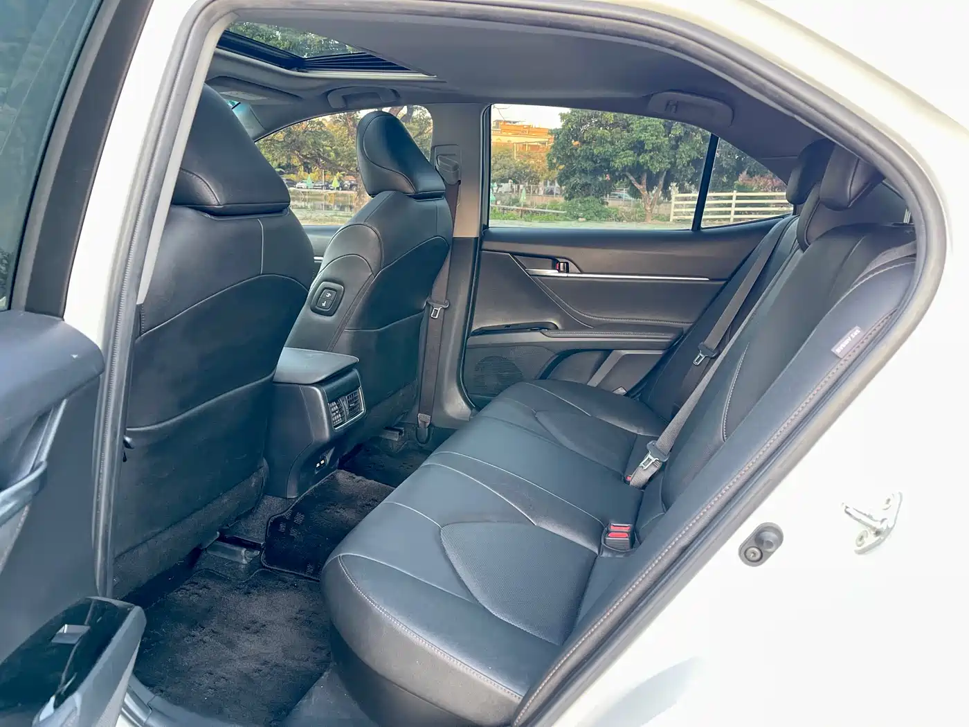 Toyota Camry 2021 Hybrid 2.5HGVP Leading Edition фото 12