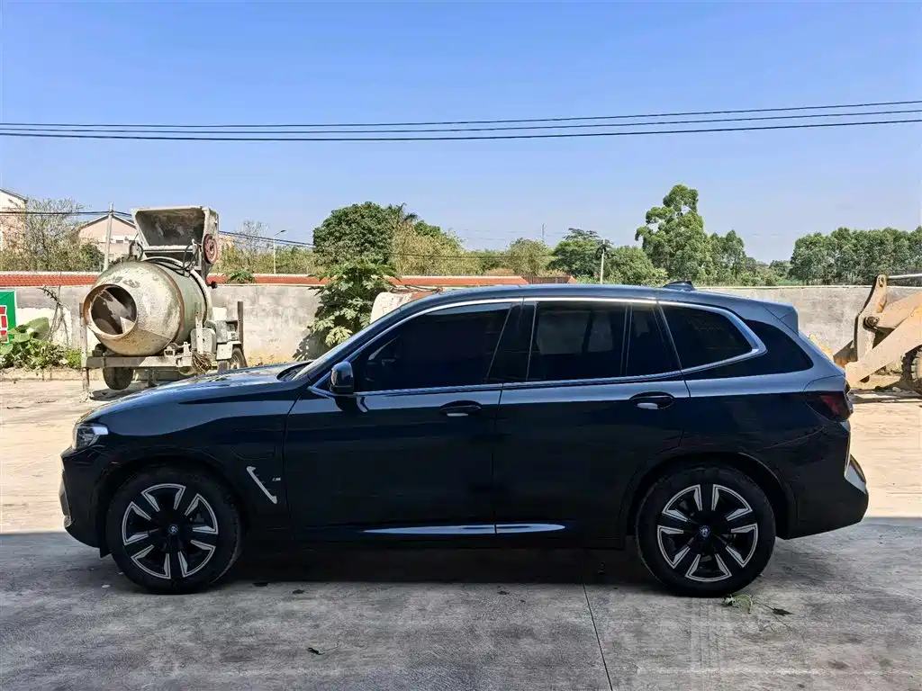 BMW iX3 2024 Leading Edition фото 9