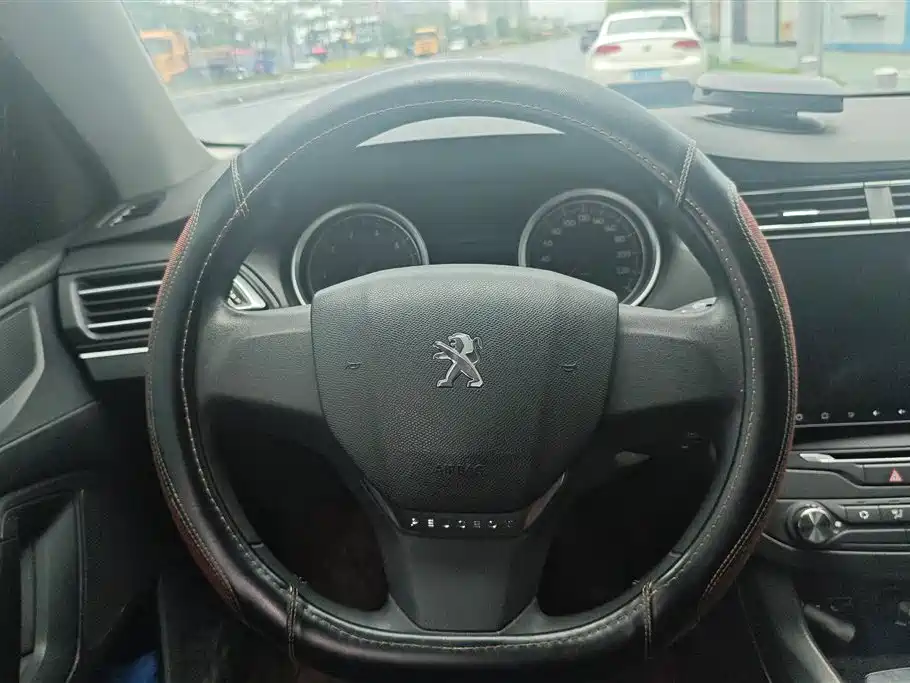 Peugeot 408 2018 1.8L Manual Leading Edition фото 15